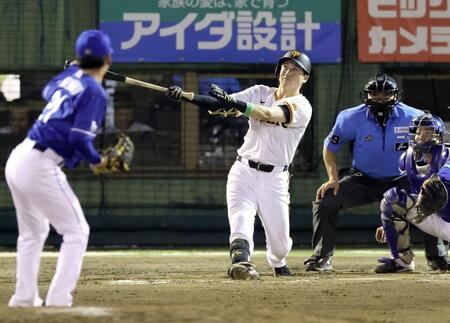 　７回、泉口が右越えに同点ソロを放つ