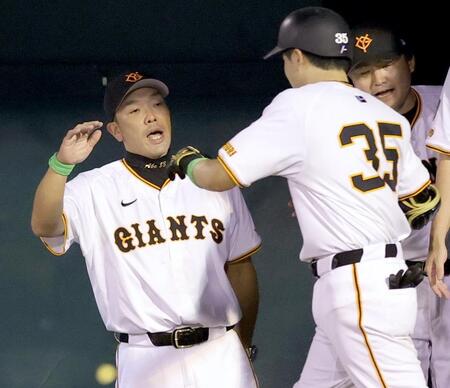 　７回、同点ソロを放った泉口（右）を迎える阿部監督