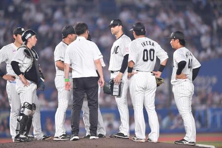 　５回、矢沢に右越え２点適時二塁打を打たれたボス（右から３人目）＝撮影・開出牧