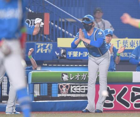 日本ハム　新庄監督のにじんだ人柄　マルティネスに感謝のポーズ→試合後に「奥さんお誕生日おめでとうございます」