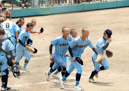 　初戦で勝利し、スタンドへあいさつに向かう京都広学館ナイン（撮影・中野裕美子）