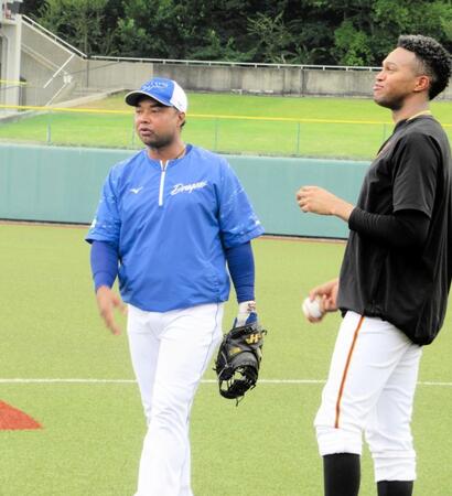 　中日の通訳兼外国人担当兼ブルペン捕手兼打撃投手のフランシス・ルイスさん（左）と談笑するマルティネス