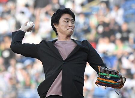 　神宮球場のマウンドから投球する青木宣親ＧＭ特別補佐（撮影・佐藤厚）