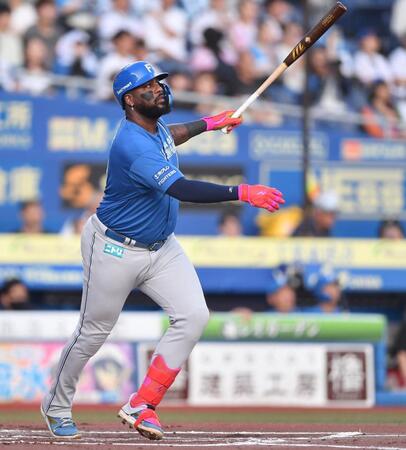 　１回、先制の右越え満塁ホームランを放つレイエス（撮影・開出牧）