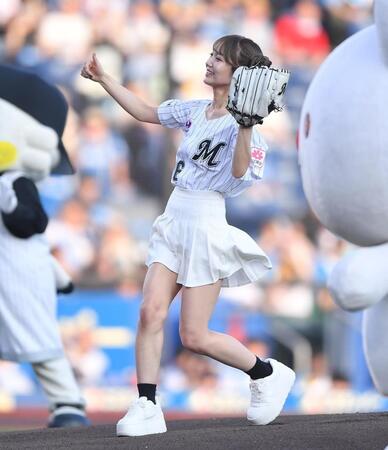 　始球式を務めるＳＵＰＥＲ☆ＧｉＲＬＳの門林有羽（撮影・開出牧）