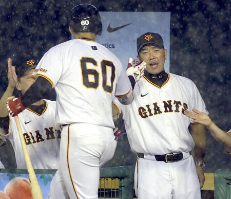 　２回、プロ初本塁打を放った荒巻（手前）を迎える阿部監督