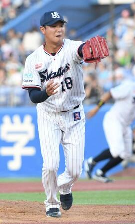 　２回、関根の投ゴロを好捕する奥川（撮影・佐藤厚）