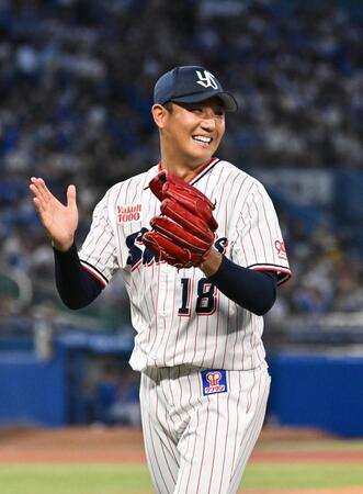 　４回、関根を一ゴロに仕留め喜ぶ奥川