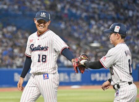 　４回、笑顔で並木（右）とタッチを交わす奥川