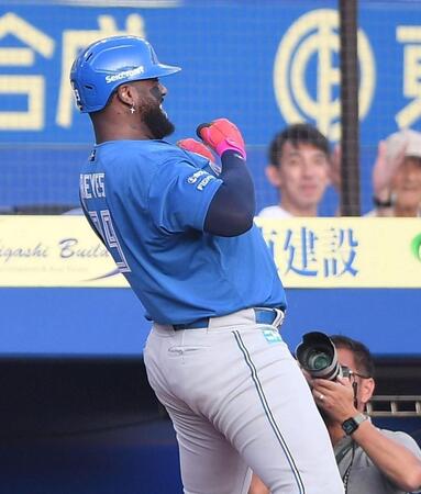 　１回、先制の右越え満塁ホームランを放ちゴリラポーズを披露するレイエス（撮影・開出牧）