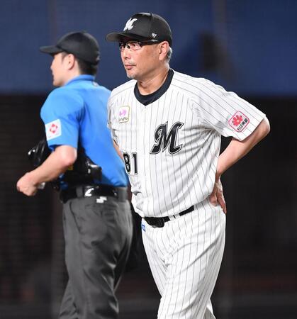 　７回、投手交代を告げた吉井監督（撮影・開出牧）