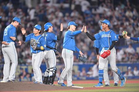 　５連勝しタッチを交わす山崎（左から４人目）ら日本ハムナイン（撮影・開出牧）