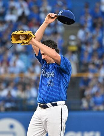　２回、ヤクルトに先制を許し汗を拭うバウアー