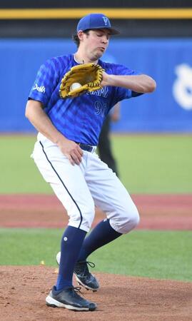 　１回、岩田の投ゴロを好捕するバウアー（撮影・佐藤厚）