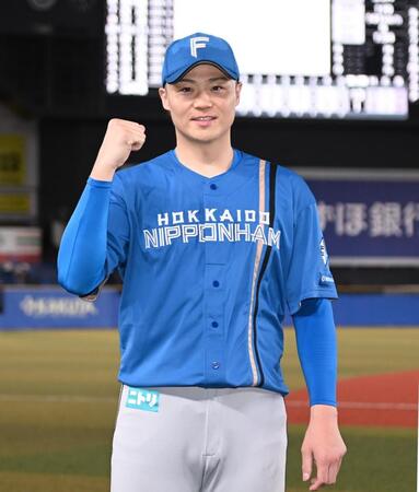 　今季４勝目を挙げガッツポーズを決める山崎（撮影・開出牧）