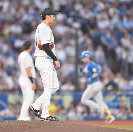 　４回、田宮（後方）に右越え２ランを打たれた石川柊（撮影・開出牧）