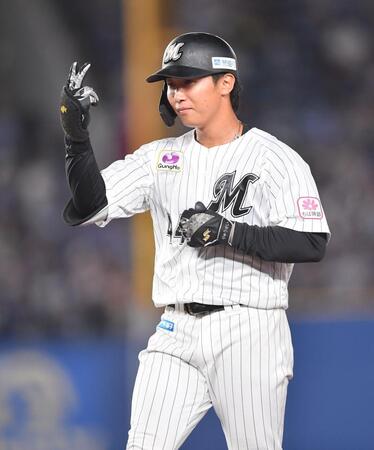 　７回、プロ初安打となる中前打を放ちポーズを決める宮崎（撮影・開出牧）