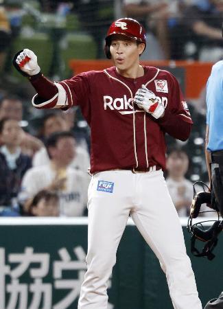 　６回、４試合連続の三塁打を放ちポーズをとる楽天・中島＝ベルーナドーム