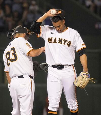 　９回途中、逆転３ランを浴び降板するマルティネス。左は阿部監督