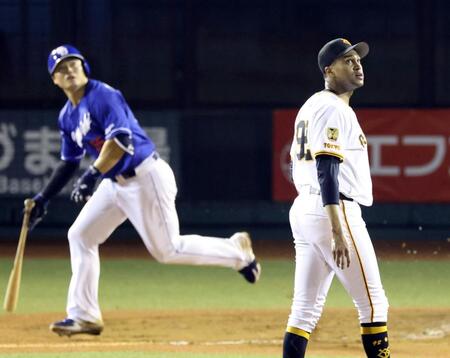 　９回、細川に逆転３ランを浴びたマルティネス