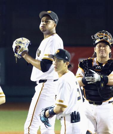 　９回途中で降板するマルティネス（左）