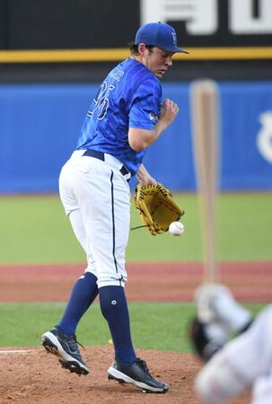 　１回、内山を二塁ゴロに打ち取るバウアー（撮影・佐藤厚）