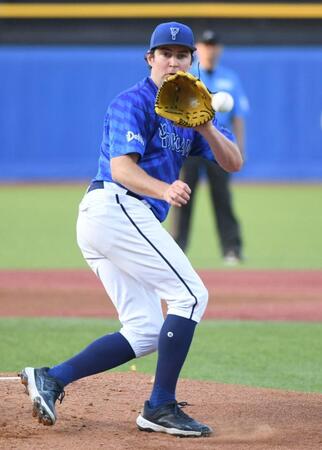 　１回、岩田の投ゴロを好捕するバウアー（撮影・佐藤厚）