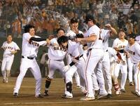 　９回、逆転サヨナラ２点打を放ち、ナインに祝福される丸（中央）