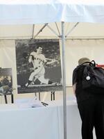 　球場入り口付近に設置された長嶋茂雄さんの追悼記帳所