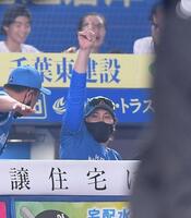 　１１回、代打・マルティネスが勝ち越しの右前適時打を放ちベンチで腕を突き上げる新庄監督＝８日