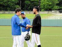 　中日の通訳兼外国人担当兼ブルペン捕手兼打撃投手のフランシス・ルイスさん（中央）と談笑するマルティネス