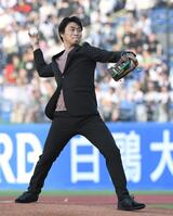 　神宮球場のマウンドから投球する青木宣親ＧＭ特別補佐（撮影・佐藤厚）
