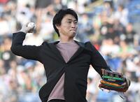 　神宮球場のマウンドから投球する青木宣親ＧＭ特別補佐（撮影・佐藤厚）