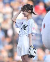　始球式を務め頭に手をやるＳＵＰＥＲ☆ＧｉＲＬＳの門林有羽（撮影・開出牧）