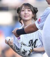 　始球式を務めたＳＵＰＥＲ☆ＧｉＲＬＳの門林有羽（撮影・開出牧）