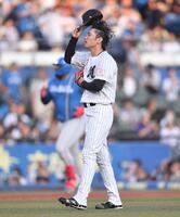 　１回、レイエス（後方）に先制満塁ホームランを打たれた石川柊（撮影・開出牧）