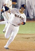 　２回、プロ初本塁打を放ち、ガッツポーズする荒巻