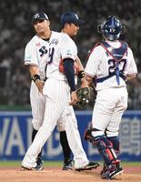 　７回、佐野に勝ち越し打を打たれマウンドを降りる奥川（中央）＝撮影・佐藤厚