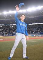 　スタンドの祝福に応える山崎（撮影・開出牧）