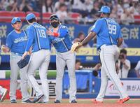 　５連勝し山崎（１８）らナインとタッチを交わす新庄監督（撮影・開出牧）