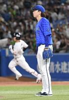 　９回、入江は古賀（左）に同点２ランを打たれる（撮影・佐藤厚）