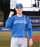 　今季４勝目を挙げガッツポーズを決める山崎（撮影・開出牧）