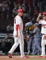 　阪神に敗れ、あいさつのため整列する新井監督（撮影・市尻達拡）