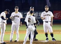 　７回、降板する井上（左から２人目）。右端は阿部監督