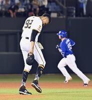 　９回、細川に逆転３ランを浴びたマルティネス