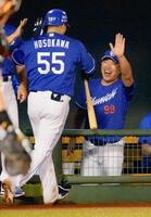 　９回、逆転３ランを放った細川を迎える井上監督