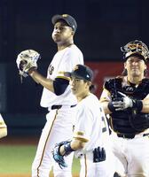 　９回途中で降板するマルティネス（左）