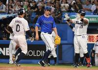 　３回、バウアー（中央）は内山に勝ち越し打を許す（撮影・佐藤厚）