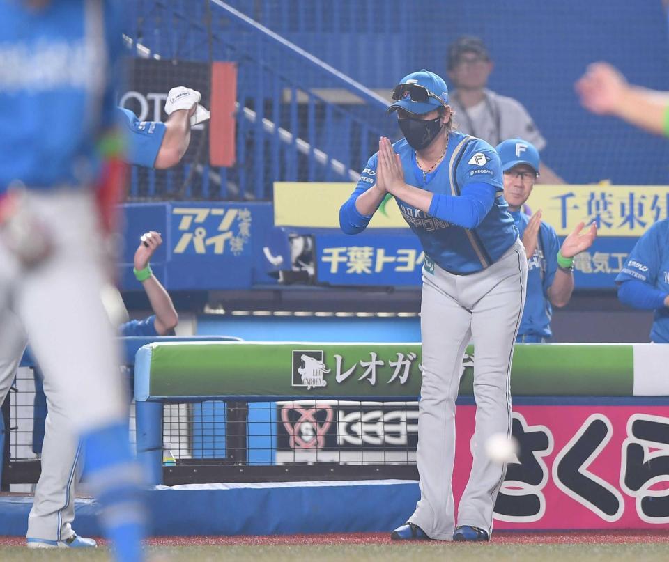 　１１回、勝ち越しの右前適時打を放った代打・マルティネス（左）に手を合わせる新庄監督（撮影・開出牧）