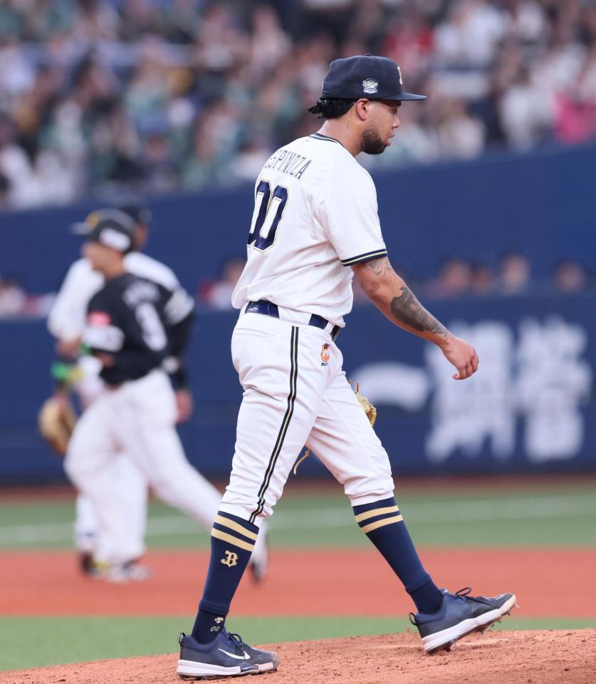 　３回、近藤に満塁本塁打を浴び肩を落とすエスピノーザ（撮影・立川洋一郎）